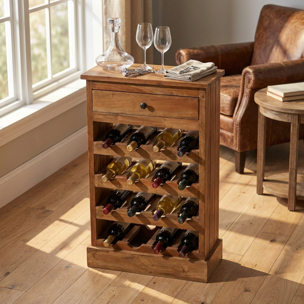 Cantinetta portabottiglie Beverly in legno massiccio posizionata in un salotto luminoso con pavimento in parquet e calici sul piano.