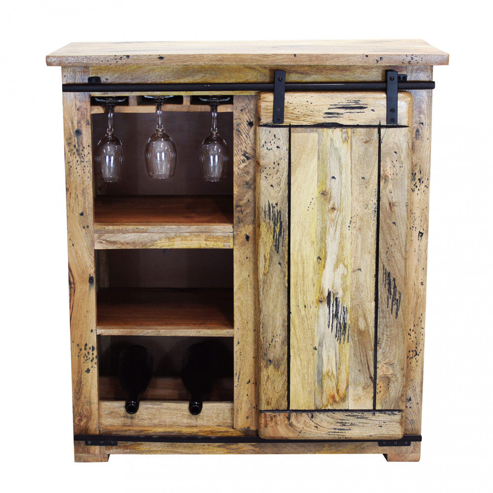 Inquadratura frontale del mobile bar in legno massello su sfondo bianco, mostrando i ripiani interni.