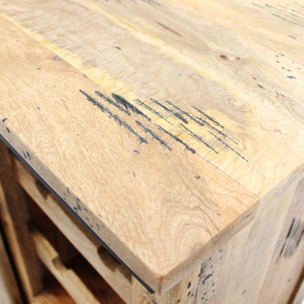 Dettaglio ravvicinato della superficie in legno marrone, che rivela le venature tattili e la finitura rustica.