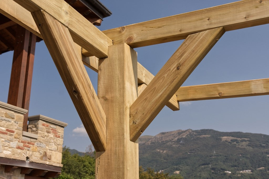 Dettaglio della struttura in legno di pino impregnato del Carport da Esterno.