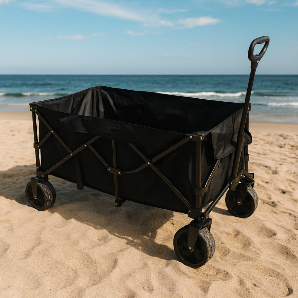 Carrello Black Sea vuoto sulla spiaggia, che illustra la capienza del vano in poliestere e le ruote adatte a terreni irregolari.