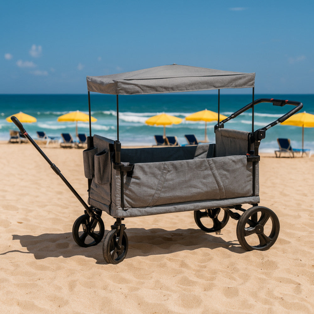 Carrello moderno grigio chiaro posizionato sulla sabbia dorata con ombrelloni gialli sullo sfondo.