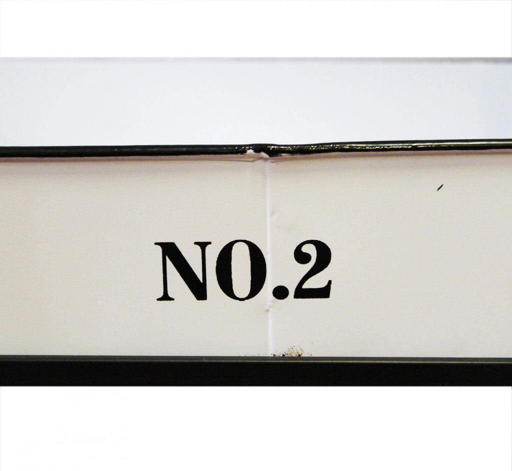 Carrello Mobile Chile in acciaio bianco, mostrando la sua struttura e le ruote.