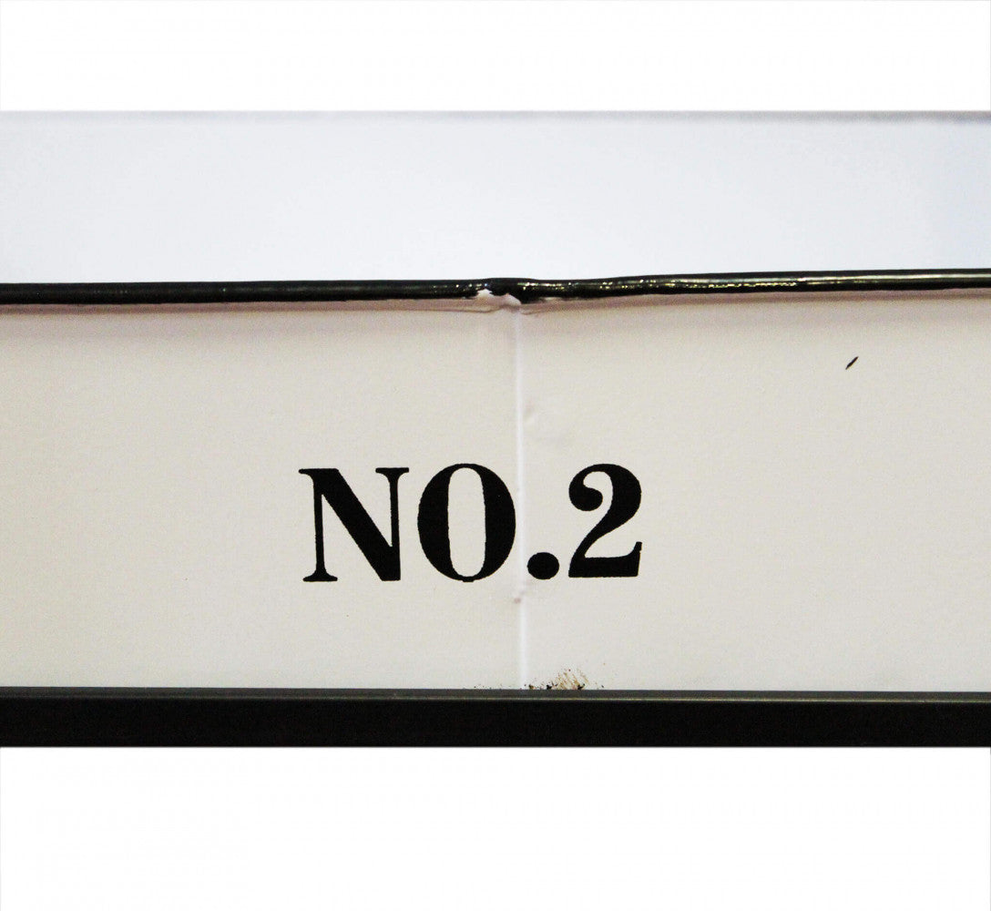 Carrello Mobile Chile in acciaio bianco, mostrando la sua struttura e le ruote.