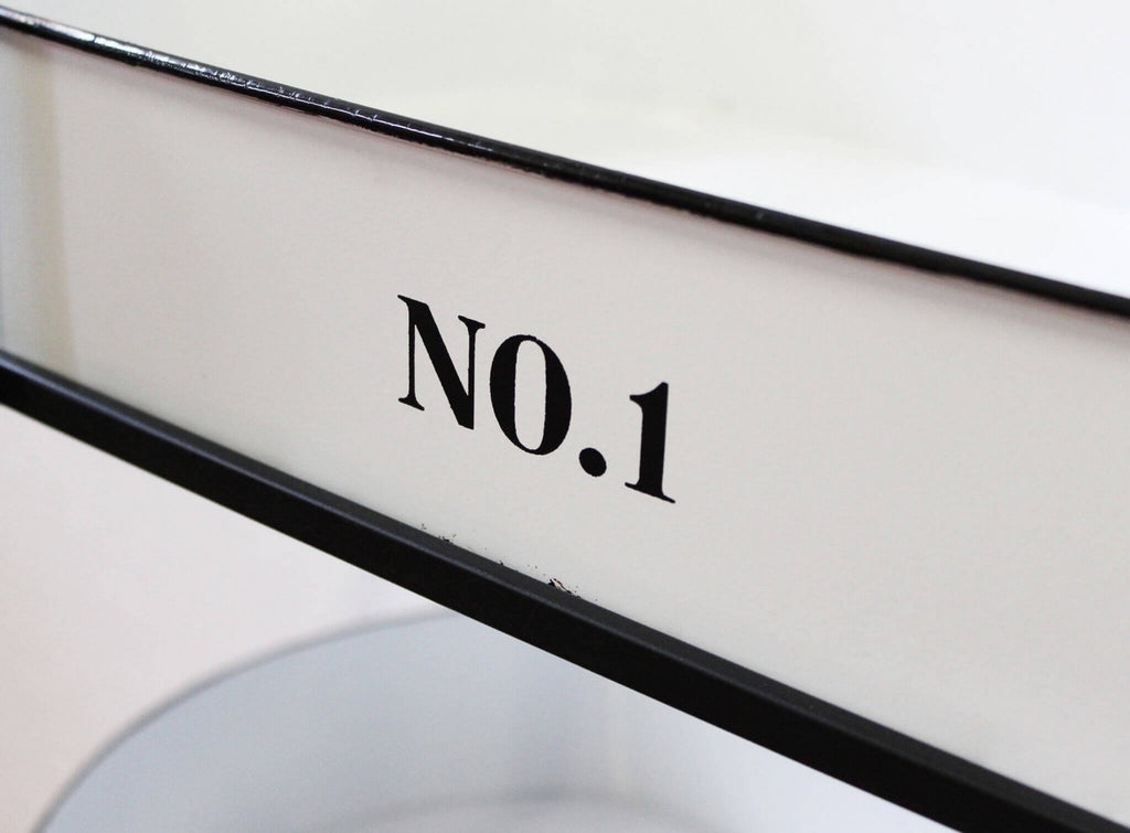 Dettaglio del design pratico e della finitura in acciaio bianco del Carrello Mobile Chile.