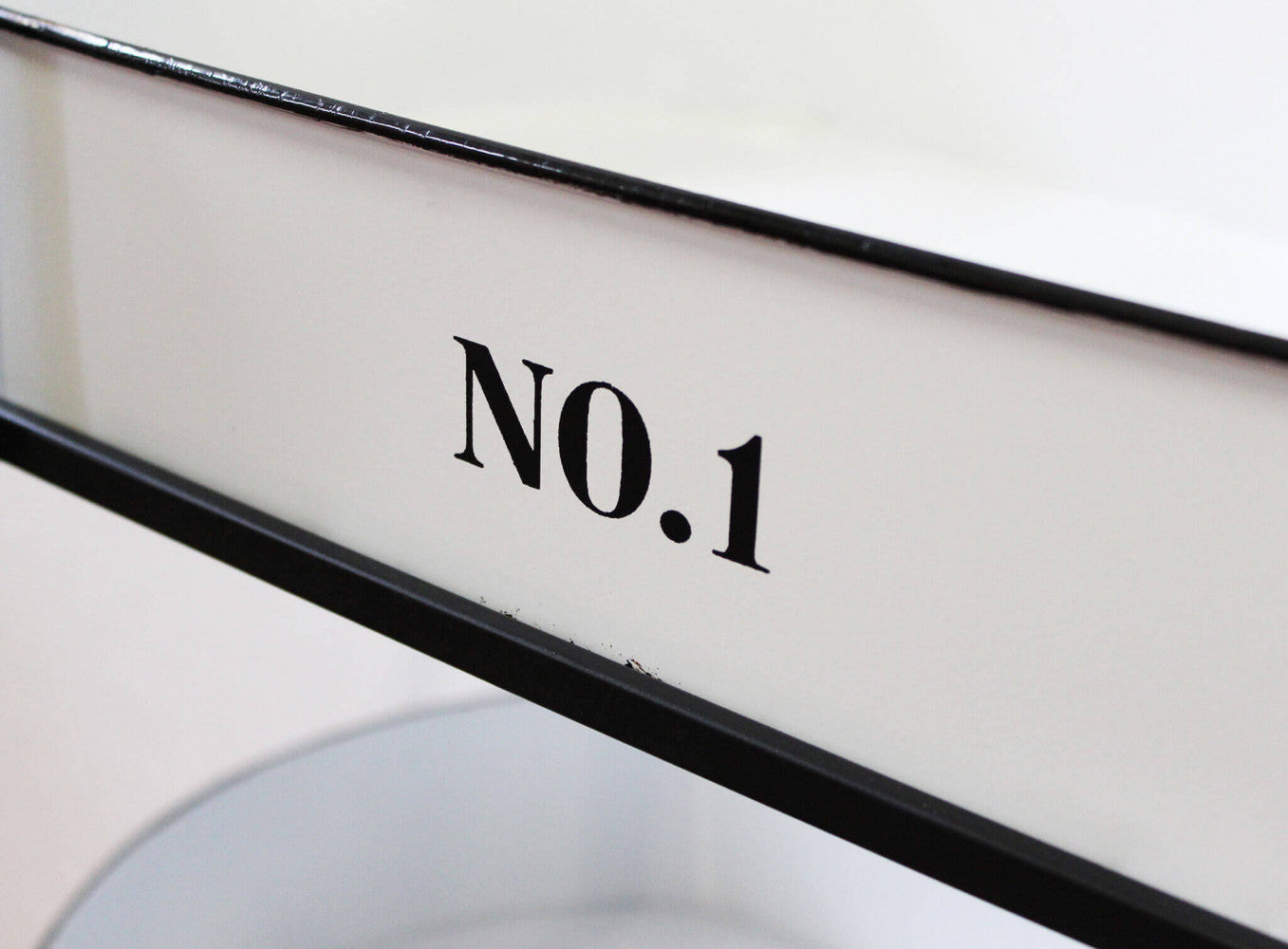 Dettaglio del design pratico e della finitura in acciaio bianco del Carrello Mobile Chile.