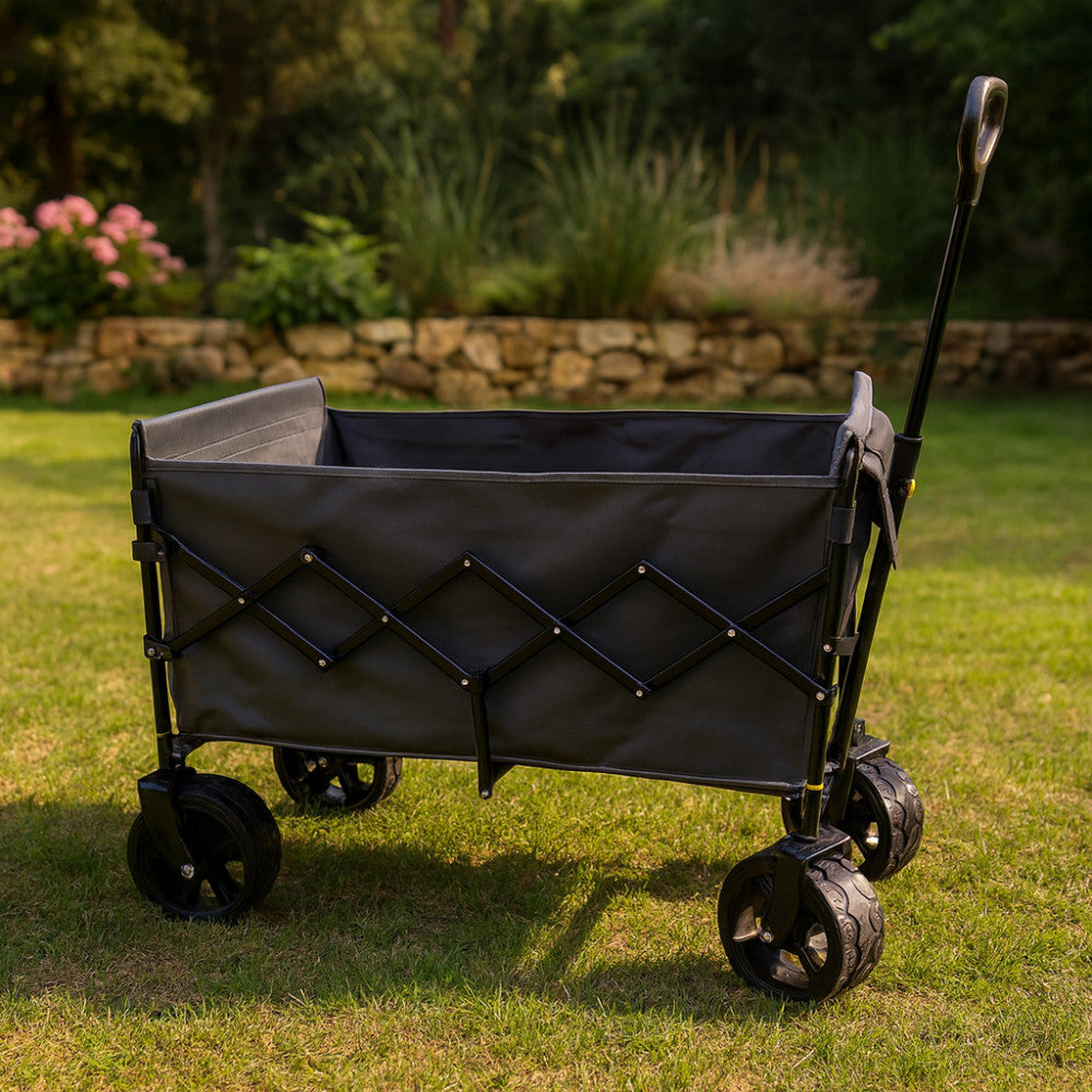 Carrello North in metallo e poliestere grigio scuro immerso in un rigoglioso giardino verde.