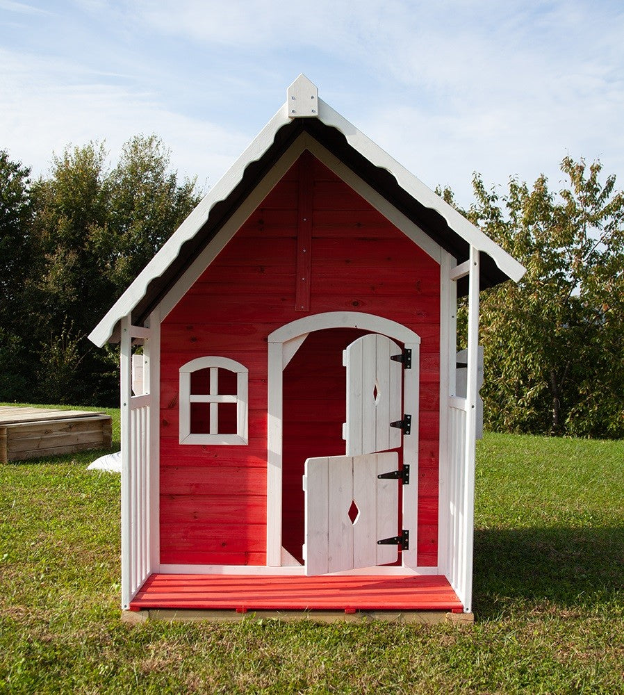 Vista frontale della casetta in legno rossa e bianca con veranda e porta a scuderia