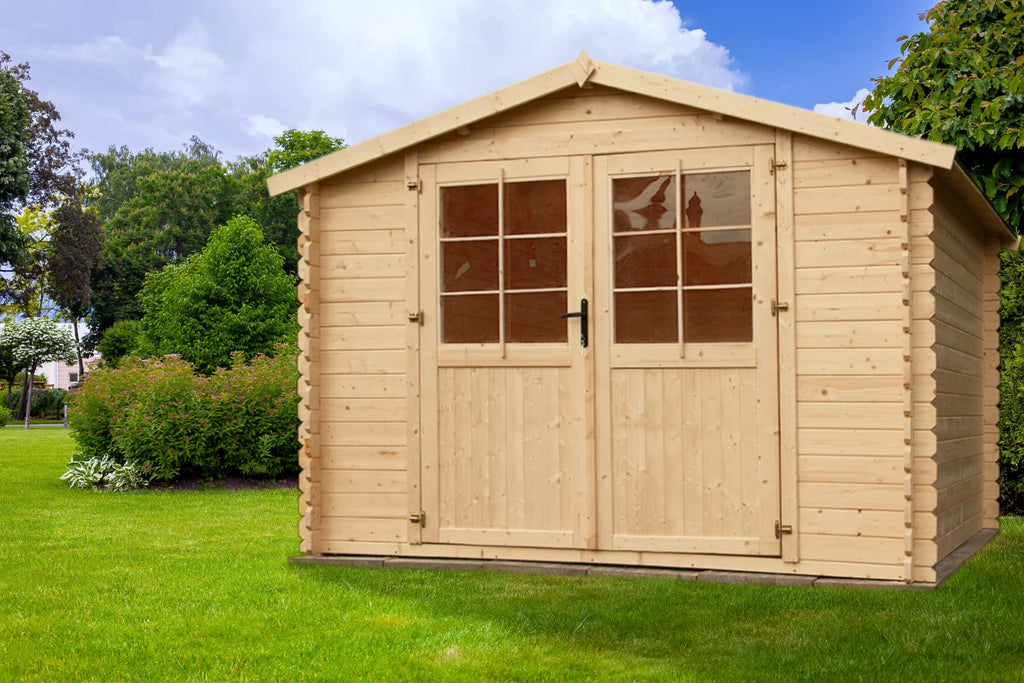 Casetta da giardino in abete grezzo con tetto spiovente, vista frontale in giardino