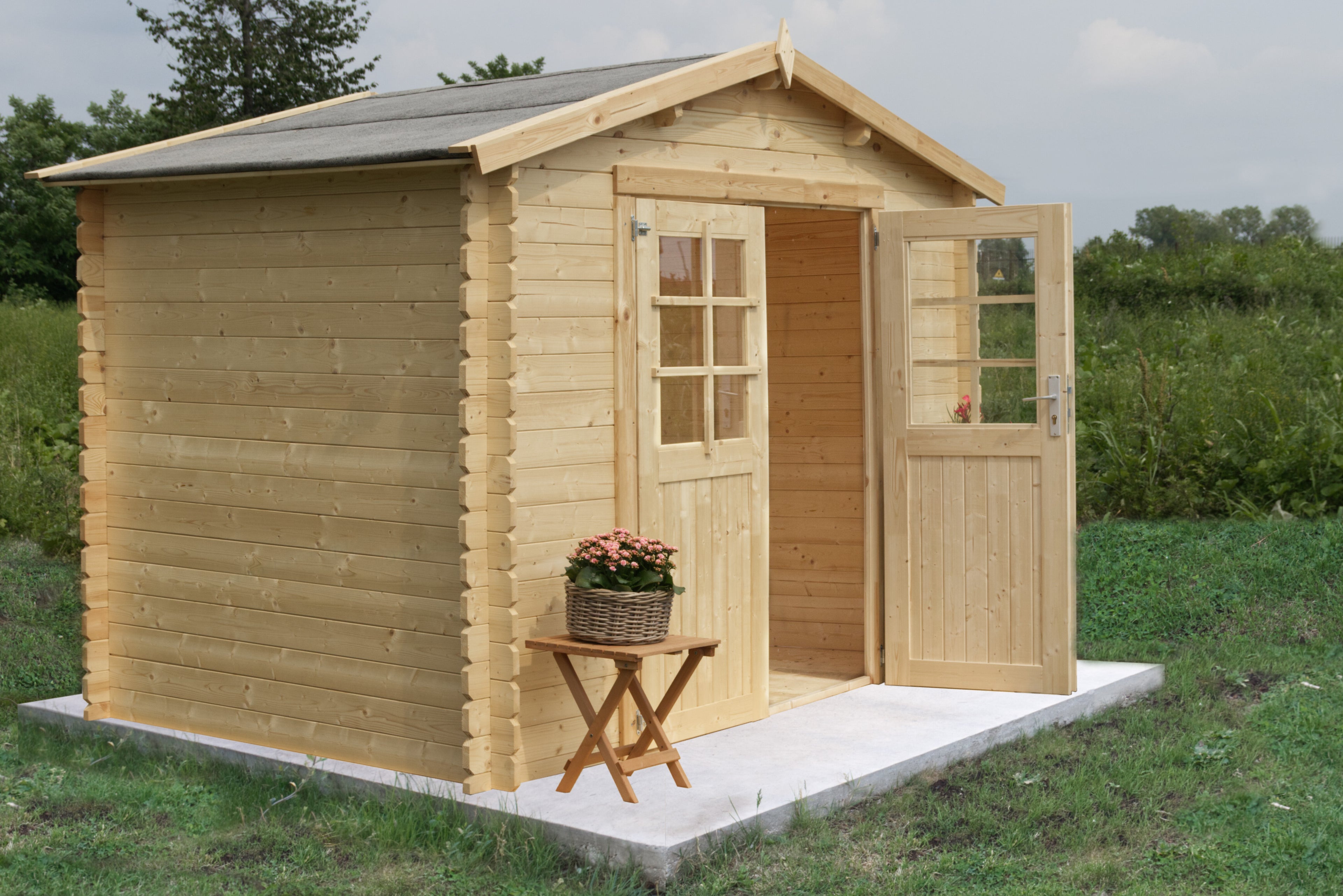 Casetta da giardino Esterni Da Vivere Astrid 300x300 con porta aperta, dettaglio della struttura blockhouse