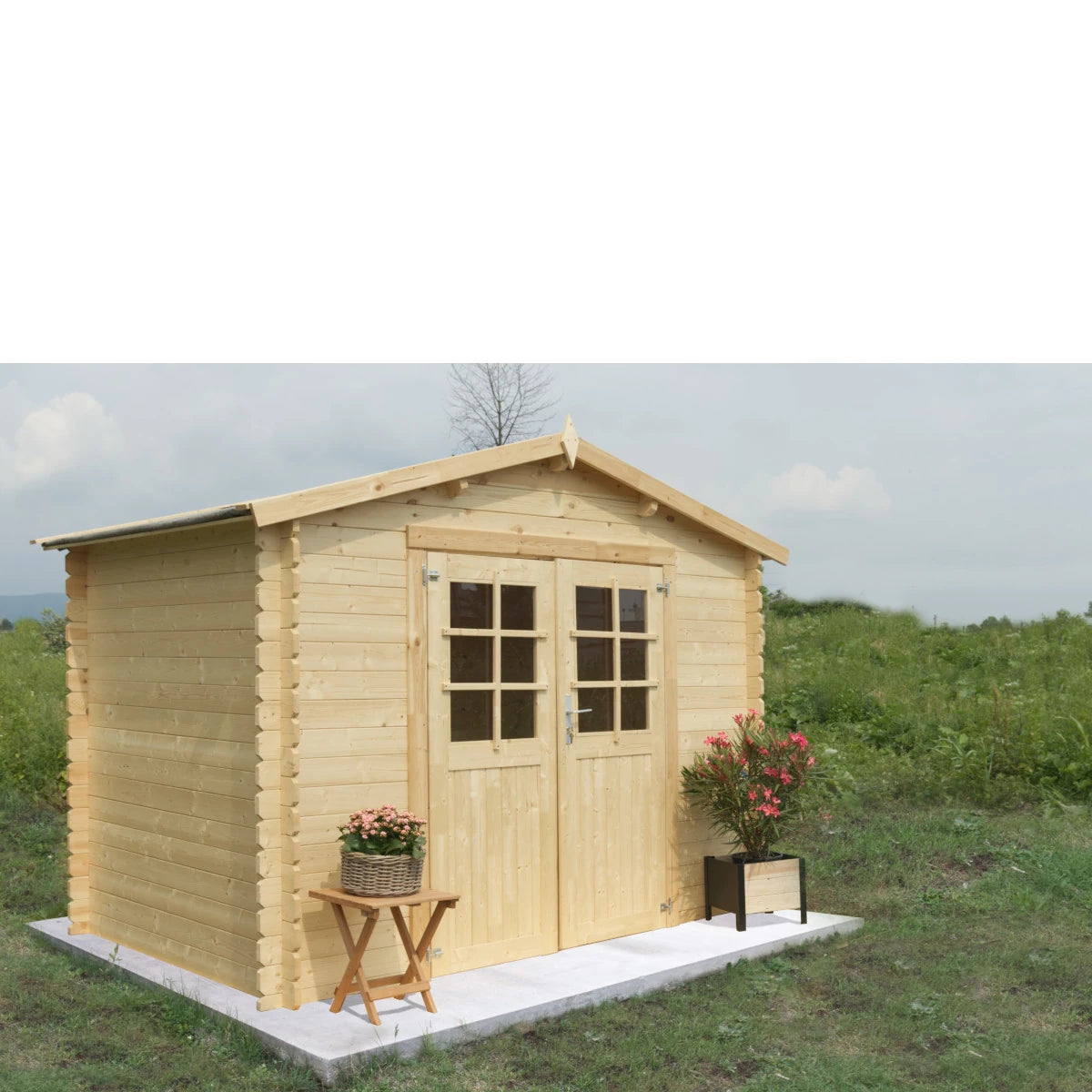 Casetta da giardino in abete grezzo con tetto spioveante, vista frontale.