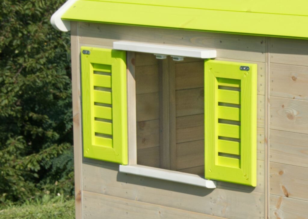 La casetta Bamby posizionata in un'area giochi esterna, che mostra la sua funzionalità e il suo design