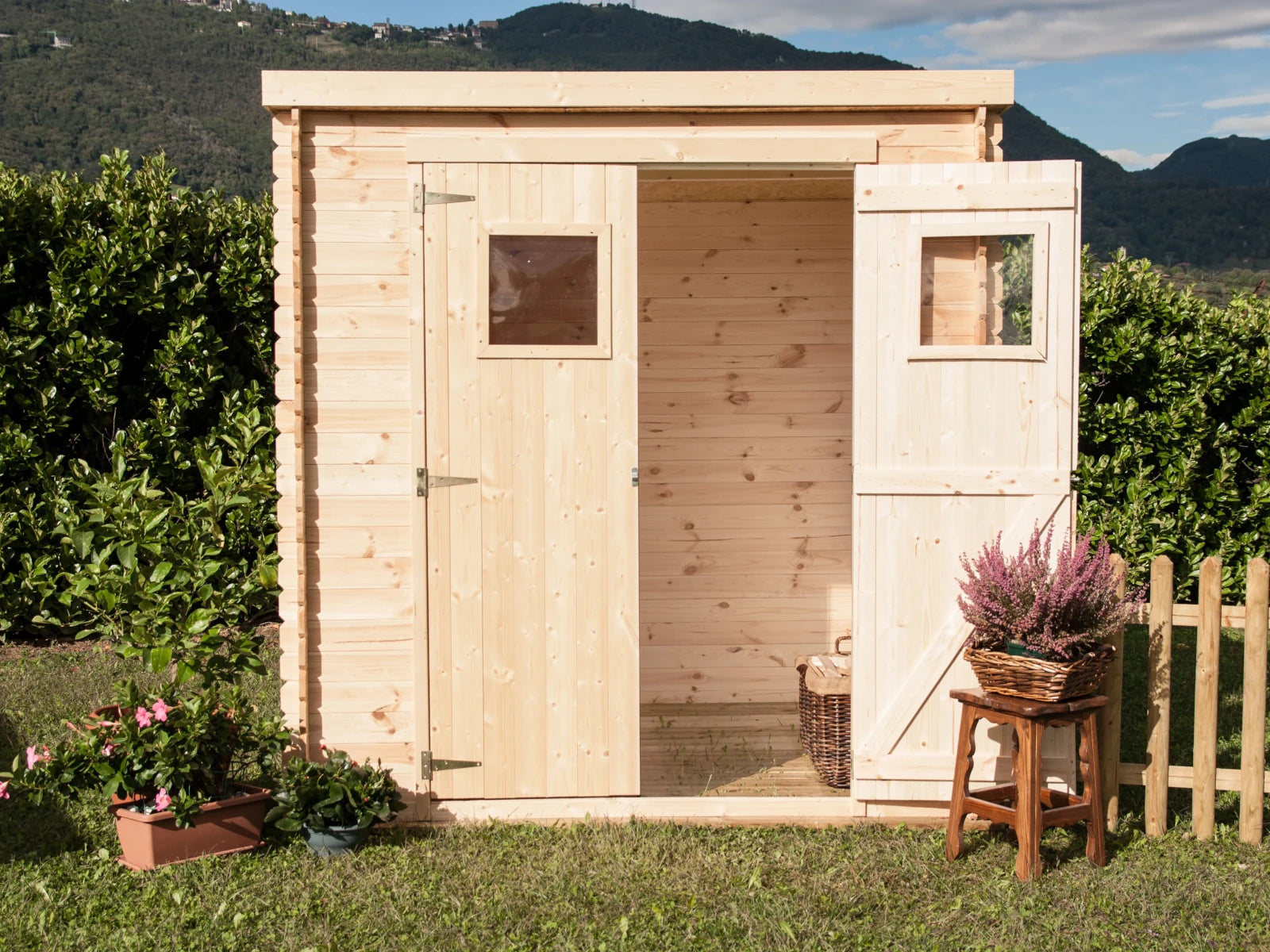 Casetta Birba da giardino 200x200 cm in Abete Grezzo 19 mm, con doppia porta con chiavistello e tetto in OSB con cartonfeltro bitumato, dettaglio porte