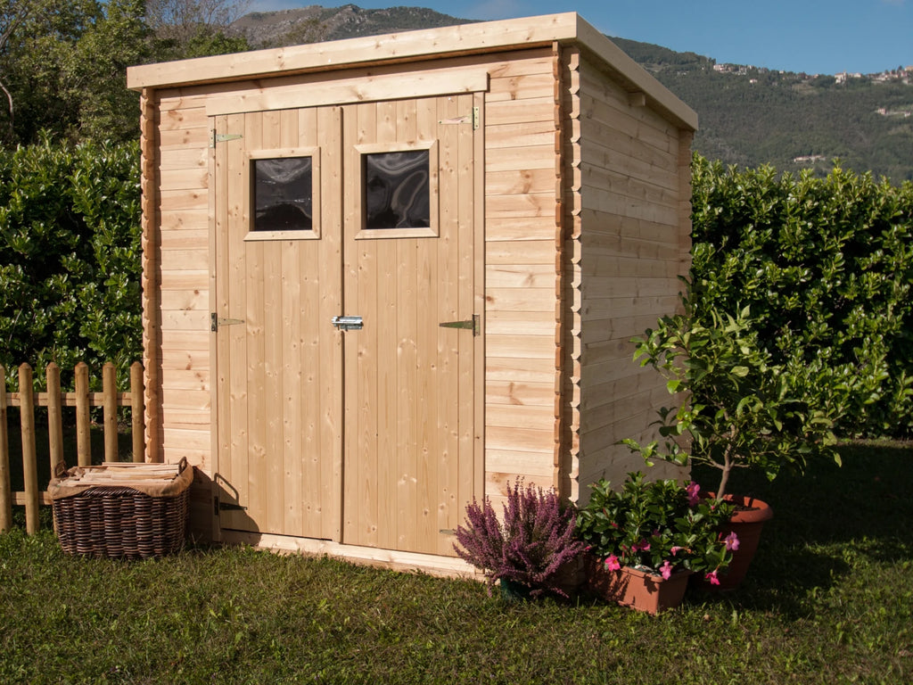 Casetta Birba da giardino 200x200 cm in Abete Grezzo 19 mm, con doppia porta con chiavistello e tetto in OSB con cartonfeltro bitumato.