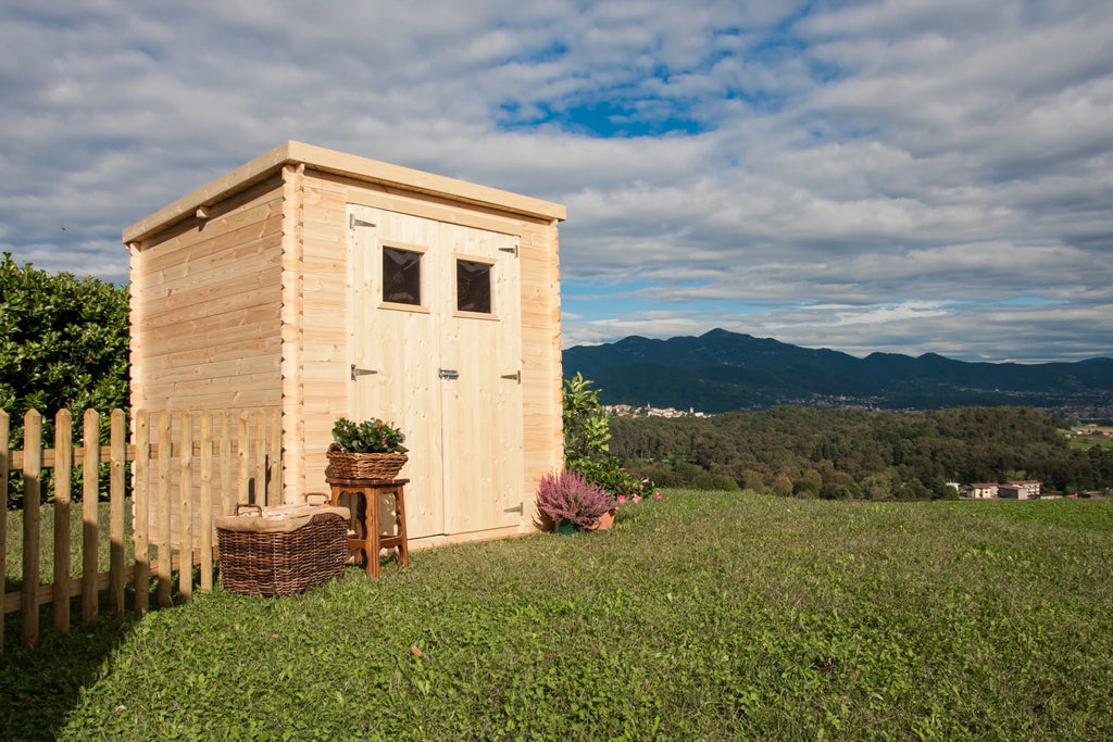Casetta Birba da giardino 200x200 cm in Abete Grezzo 19 mm, con doppia porta con chiavistello e tetto in OSB con cartonfeltro bitumato, vista panoramica