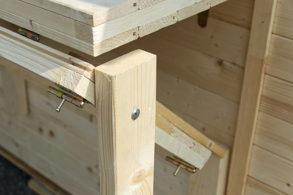 Casetta Chiosco Rio da giardino 310x190 cm in Abete Grezzo 19 mm con anta a ribalta e porta singola con serratura, dettaglio chiusura