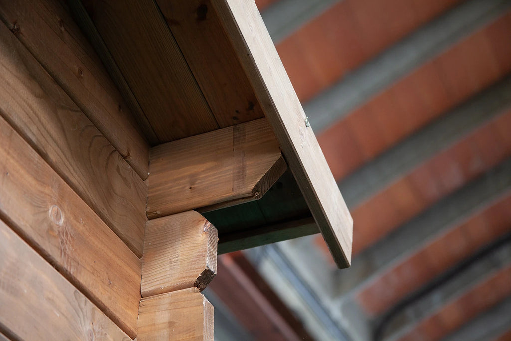 Casetta Ines da giardino 400x400 cm in Abete Impregnato in Autoclave, con doppia porta con serratura e finestra apribile, dettaglio tetto