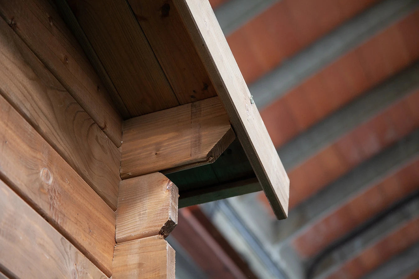 Casetta Ines da giardino 400x400 cm in Abete Impregnato in Autoclave, con doppia porta con serratura e finestra apribile, dettaglio tetto