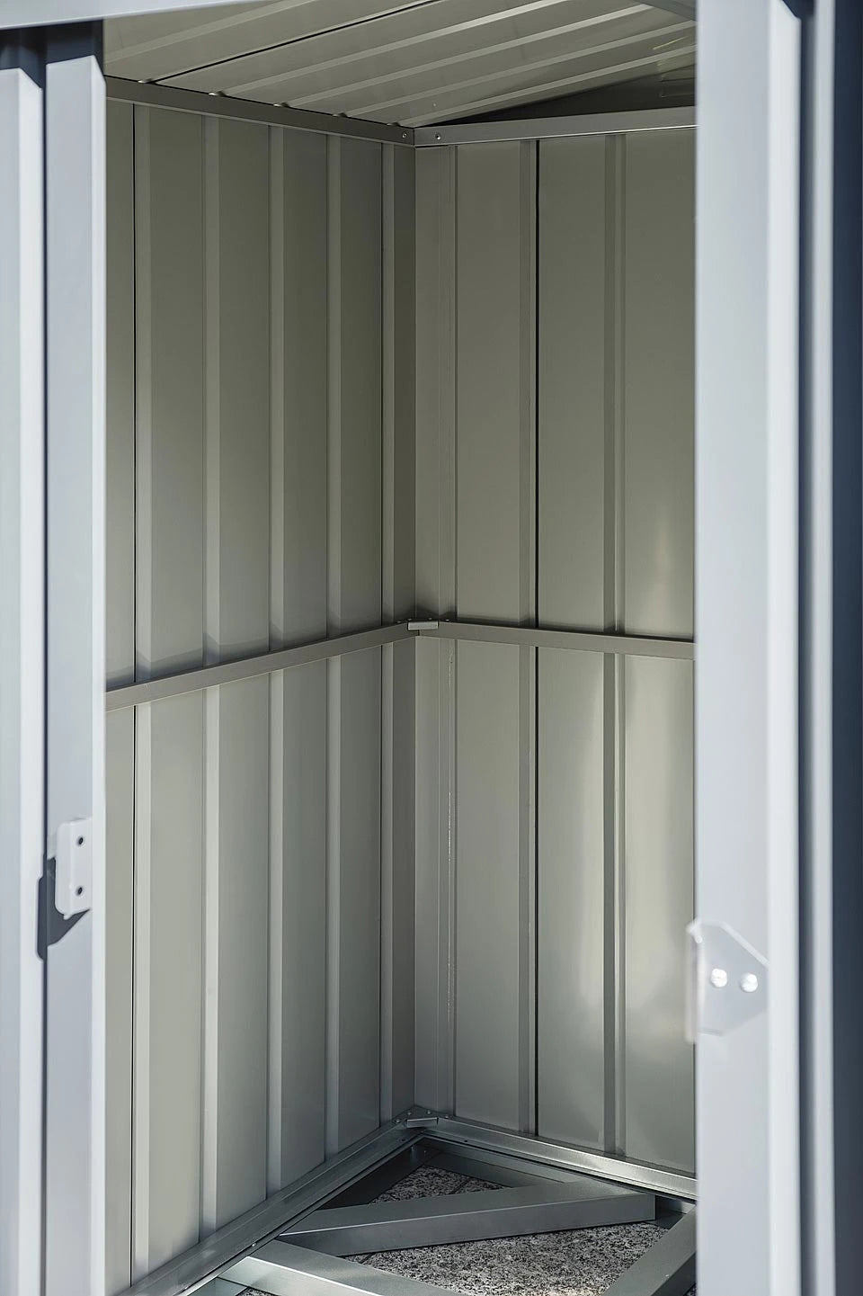 Casetta in Lamiera 04 (183x154 cm) con telaio triplo, porta doppia e vernice possidica, resistente alla neve, dettaglio interno