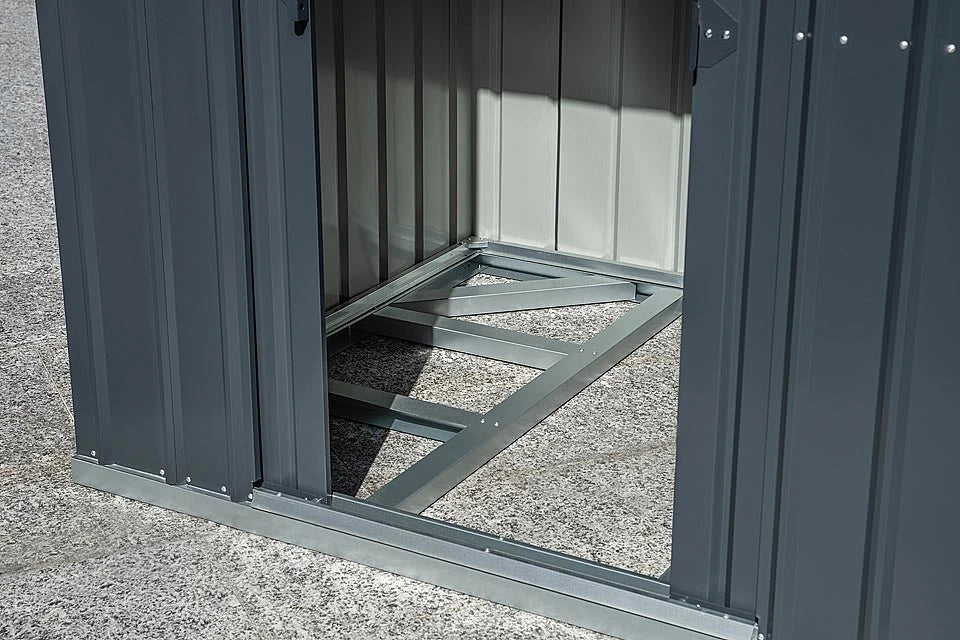 Casetta in Lamiera 04 (183x154 cm) con telaio triplo, porta doppia e vernice possidica, resistente alla neve, dettaglio pavimento interno