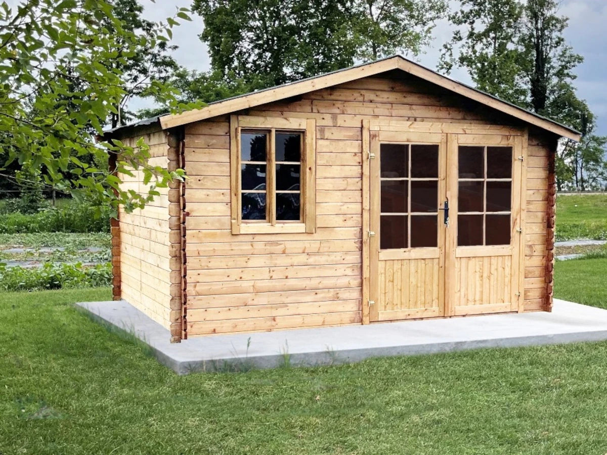 Casetta Lisa da giardino 400x400 cm in Abete Grezzo, grande superficie, doppia porta con serratura e finestra apribile.