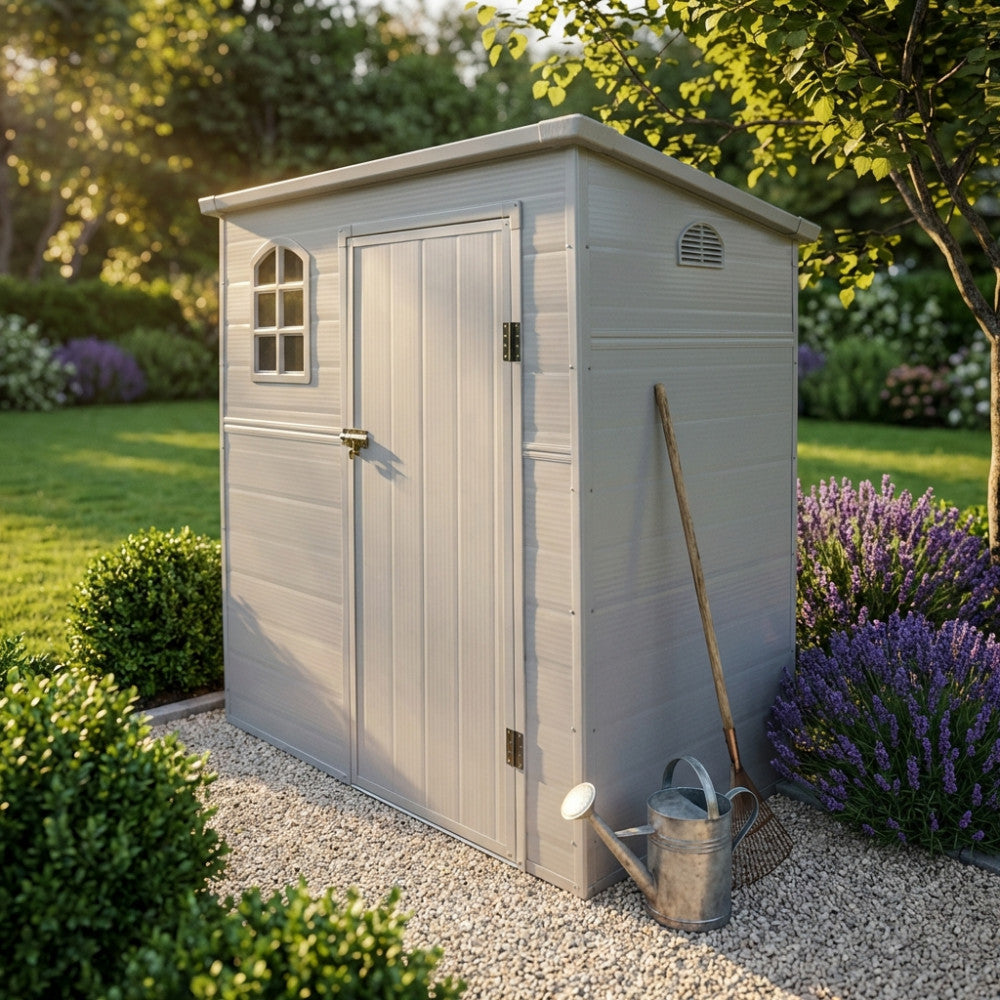 Casetta da giardino Maison grigio chiaro, circondata da piante di lavanda e attrezzi da giardinaggio.