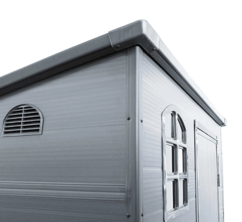 La Casetta Maison ambientata in un giardino, che ne evidenzia le dimensioni e l'utilità per mantenere lo spazio esterno ordinato e pulito | Albert Stock