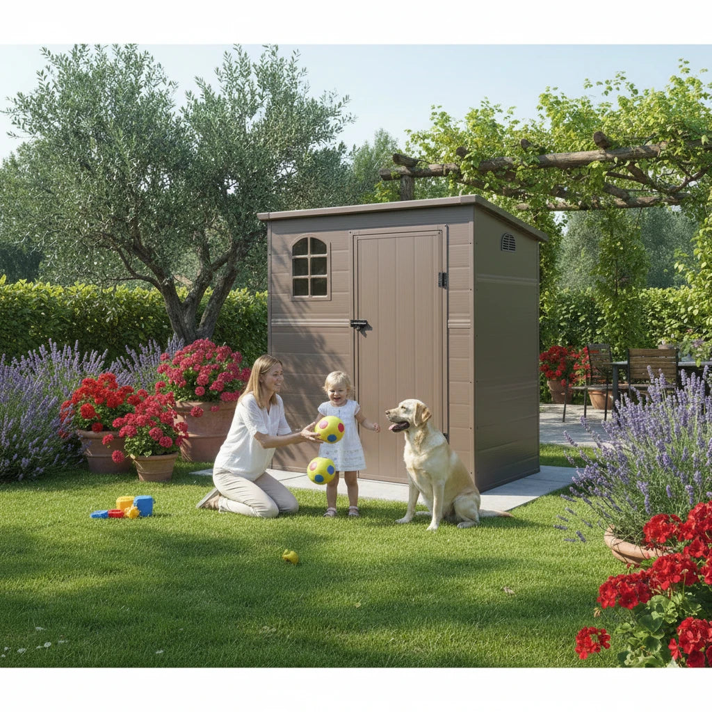 Casetta Maison in Plastica Marrone (191x111x194h cm) robusta, ideale per riporre attrezzi e biciclette in giardino, ambientata in giardino in un momento conviviale