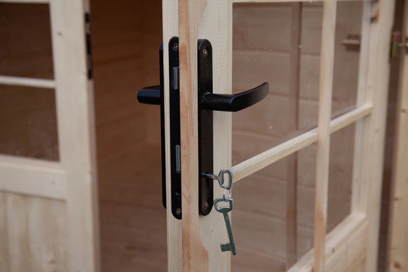 Casetta Sara da giardino 246x200 cm in Abete Grezzo, con doppia porta con serratura e tetto bitumato, dettaglio porta e maniglia