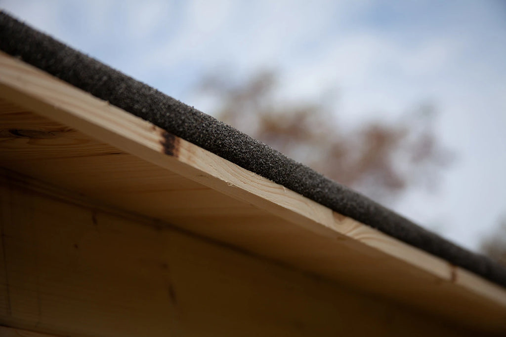 Casetta Sara da giardino 246x200 cm in Abete Grezzo, con doppia porta con serratura e tetto bitumato, dettaglio tetto 