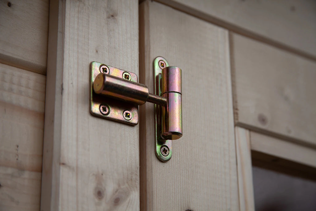 Casetta Sara da giardino 246x200 cm in Abete Grezzo, con doppia porta con serratura e tetto bitumato, dettaglio cardini porta chiusa