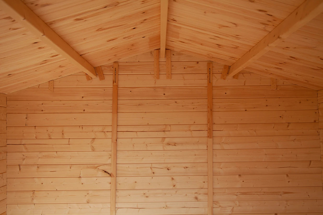 Casetta Sara da giardino 246x200 cm in Abete Grezzo, con doppia porta con serratura e tetto bitumato, dettaglio interni