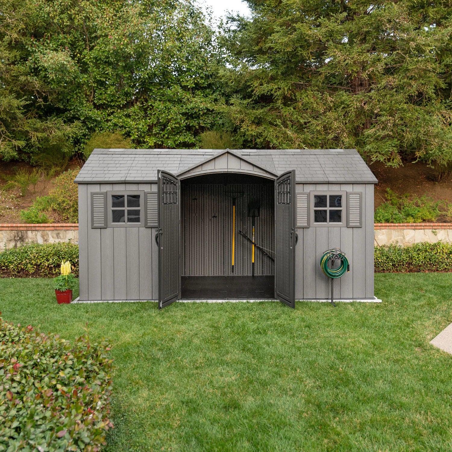 Casetta Utah in Polietilene HDPE a doppia parete (457x244 cm) con lucernario, 2 finestre, doppia porta, pavimento e kit organizzazione interna (mensole, ganci).