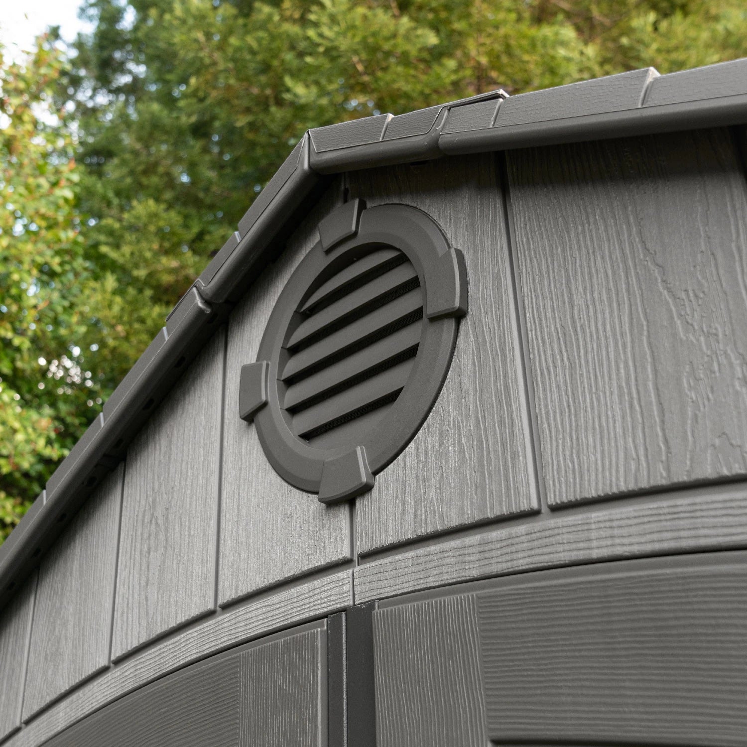 Casetta Utah in Polietilene HDPE a doppia parete (457x244 cm) con lucernario, 2 finestre, doppia porta, pavimento e kit organizzazione interna (mensole, ganci), dettaglio esterno