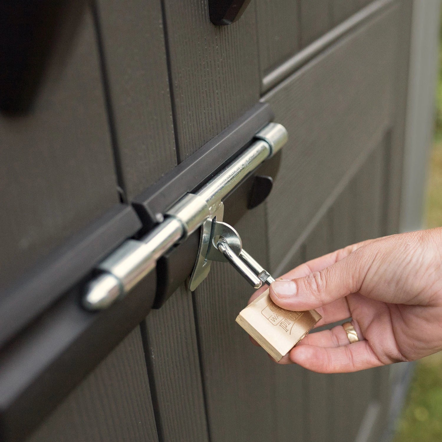 Casetta Venezia in Polietilene HDPE a doppia parete (213x213 cm) con lucernario, finestra apribile, porta rinforzata e pavimento incluso, dettaglio serratura