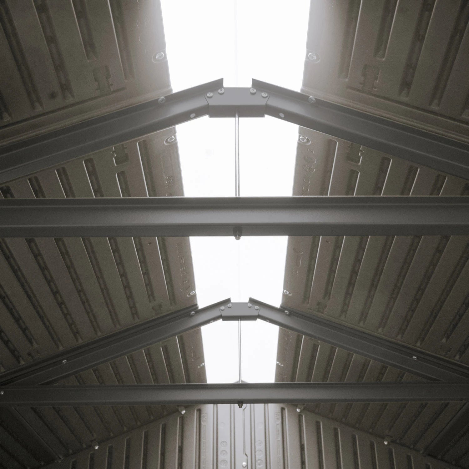 Casetta Venezia in Polietilene HDPE a doppia parete (213x213 cm) con lucernario, finestra apribile, porta rinforzata e pavimento incluso, dettaglio lucernaio interno