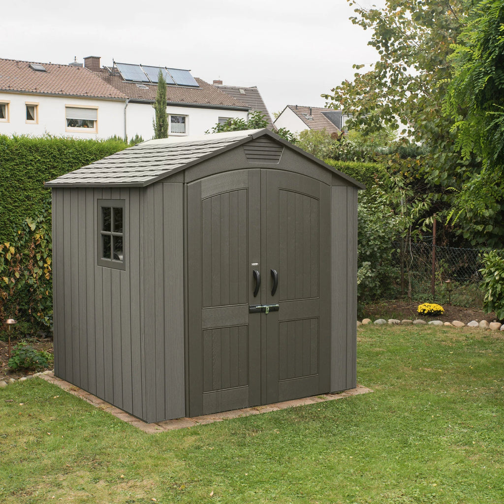 Casetta Venezia in Polietilene HDPE a doppia parete (213x213 cm) con lucernario, finestra apribile, porta rinforzata e pavimento incluso, ambientata in giardino