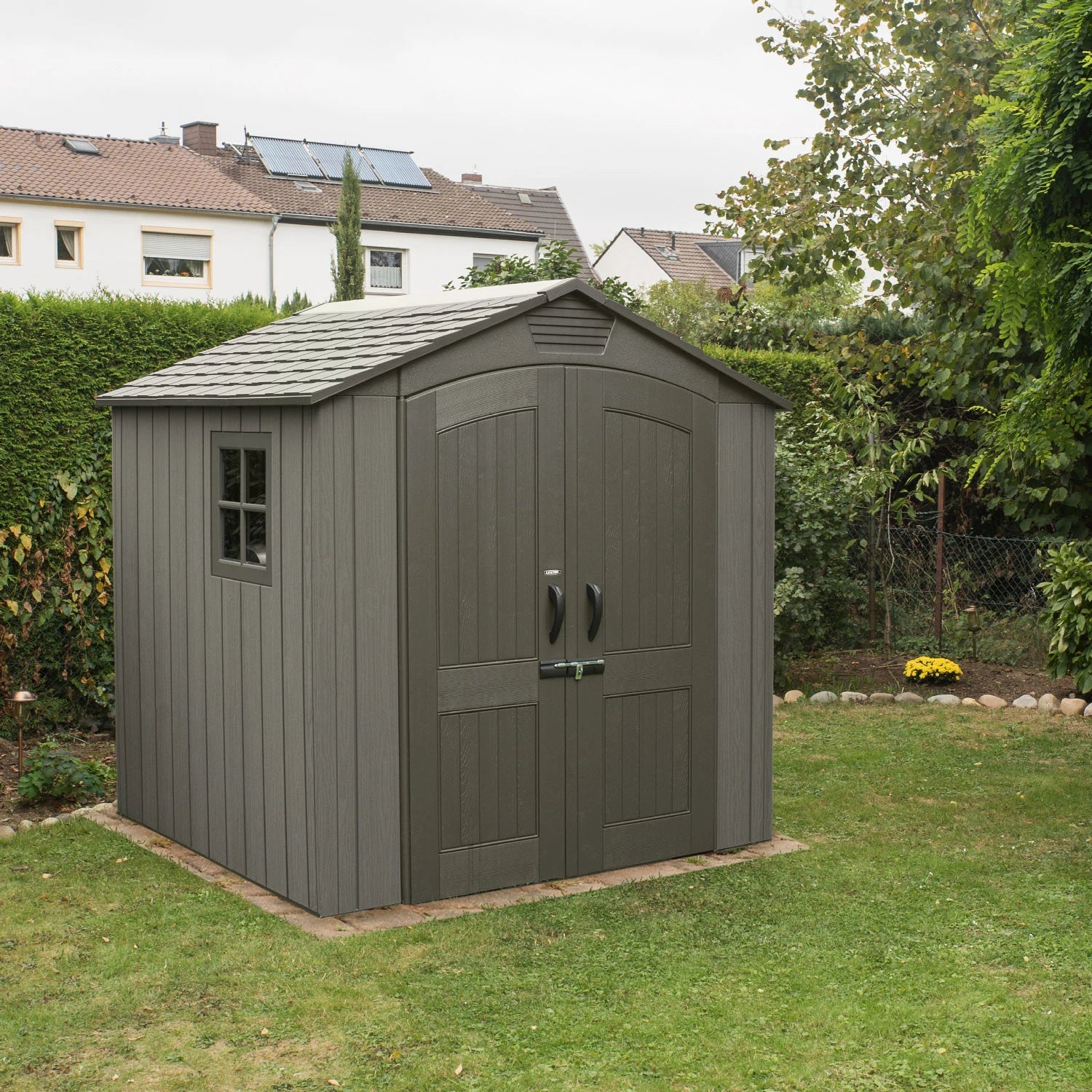 Casetta Venezia in Polietilene HDPE a doppia parete (213x213 cm) con lucernario, finestra apribile, porta rinforzata e pavimento incluso, ambientata in giardino