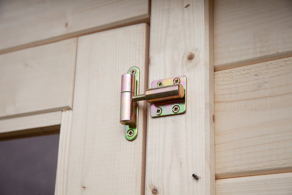 Casetta Viola da giardino 246x300 cm in Abete Grezzo, con doppia porta con serratura e tetto bitumato, dettaglio cardini porta