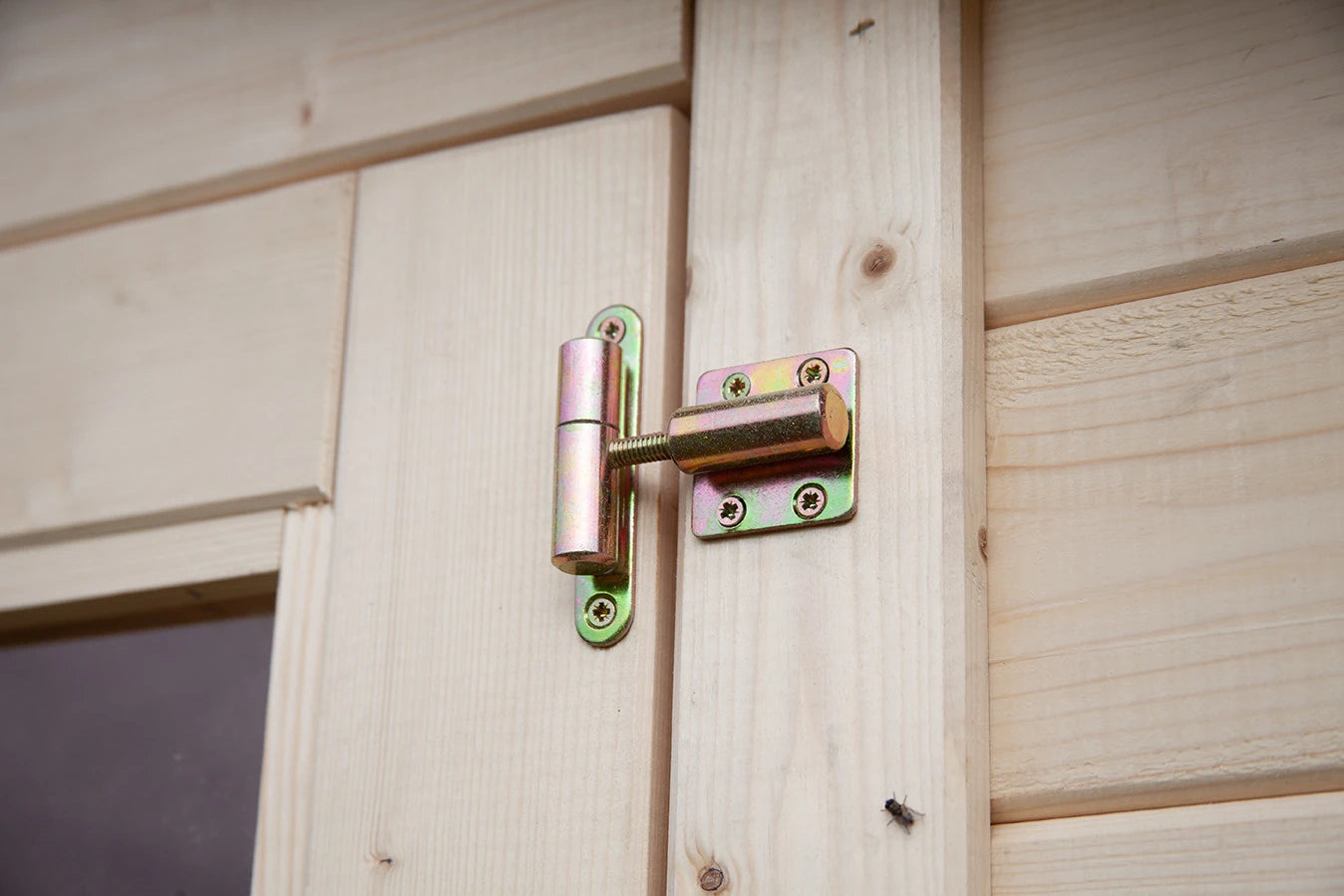 Casetta Viola da giardino 246x300 cm in Abete Grezzo, con doppia porta con serratura e tetto bitumato, dettaglio cardini porta