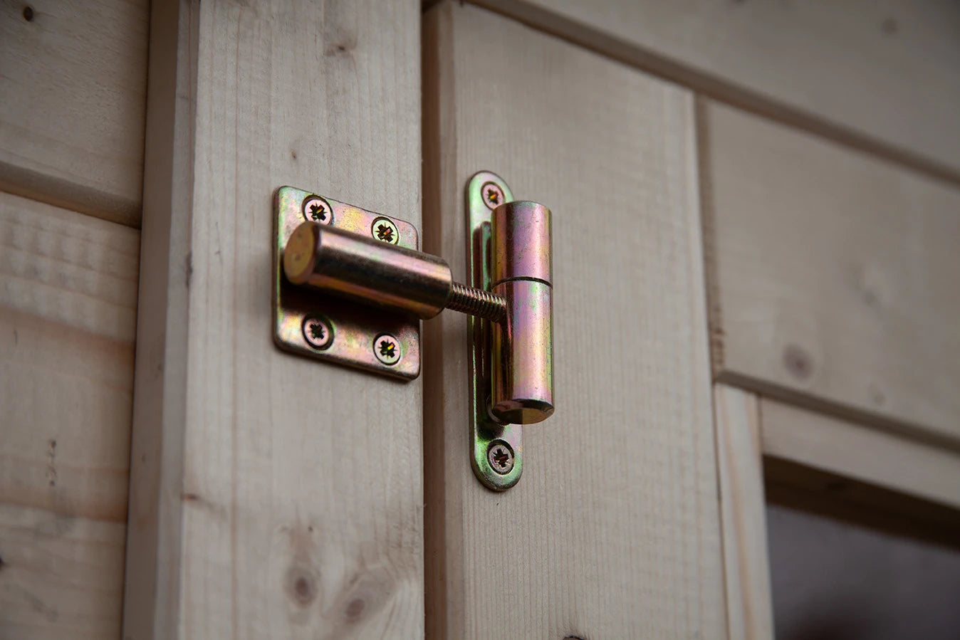 Casetta Viola da giardino 246x300 cm in Abete Grezzo, con doppia porta con serratura e tetto bitumato, dettaglio cardini porta chiusa
