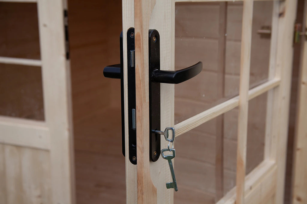 Casetta Viola da giardino 246x300 cm in Abete Grezzo, con doppia porta con serratura e tetto bitumato, dettaglio maniglia porta