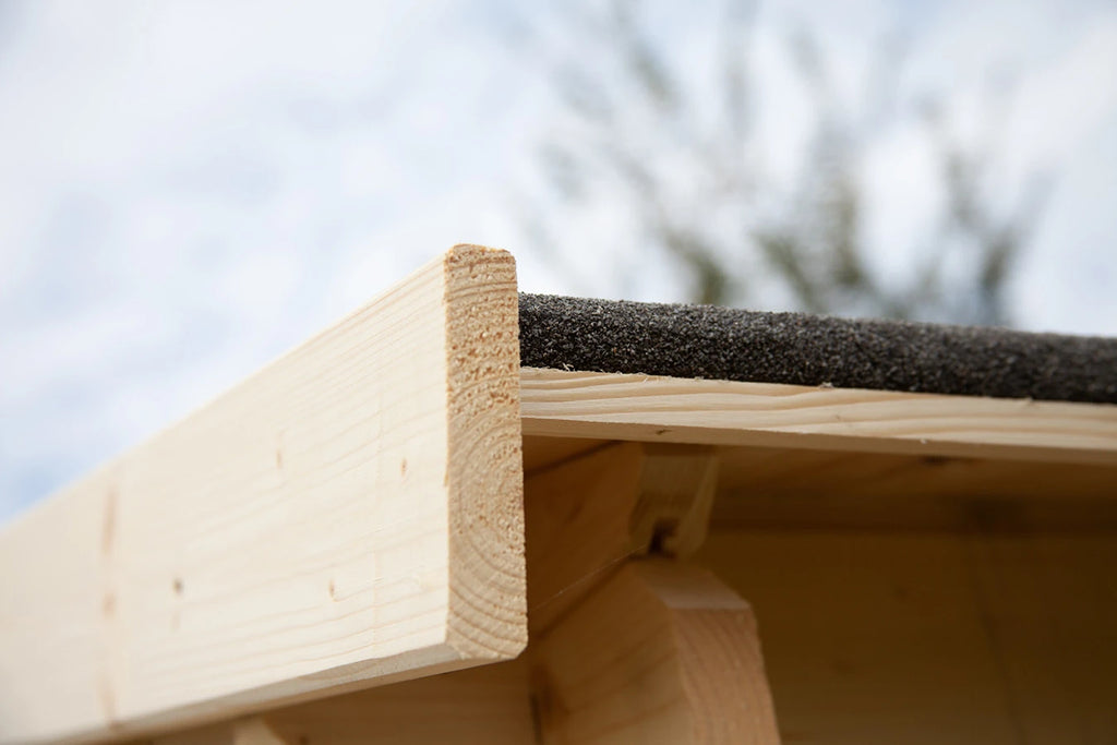 Casetta Viola da giardino 246x300 cm in Abete Grezzo, con doppia porta con serratura e tetto bitumato, dettaglio tetto