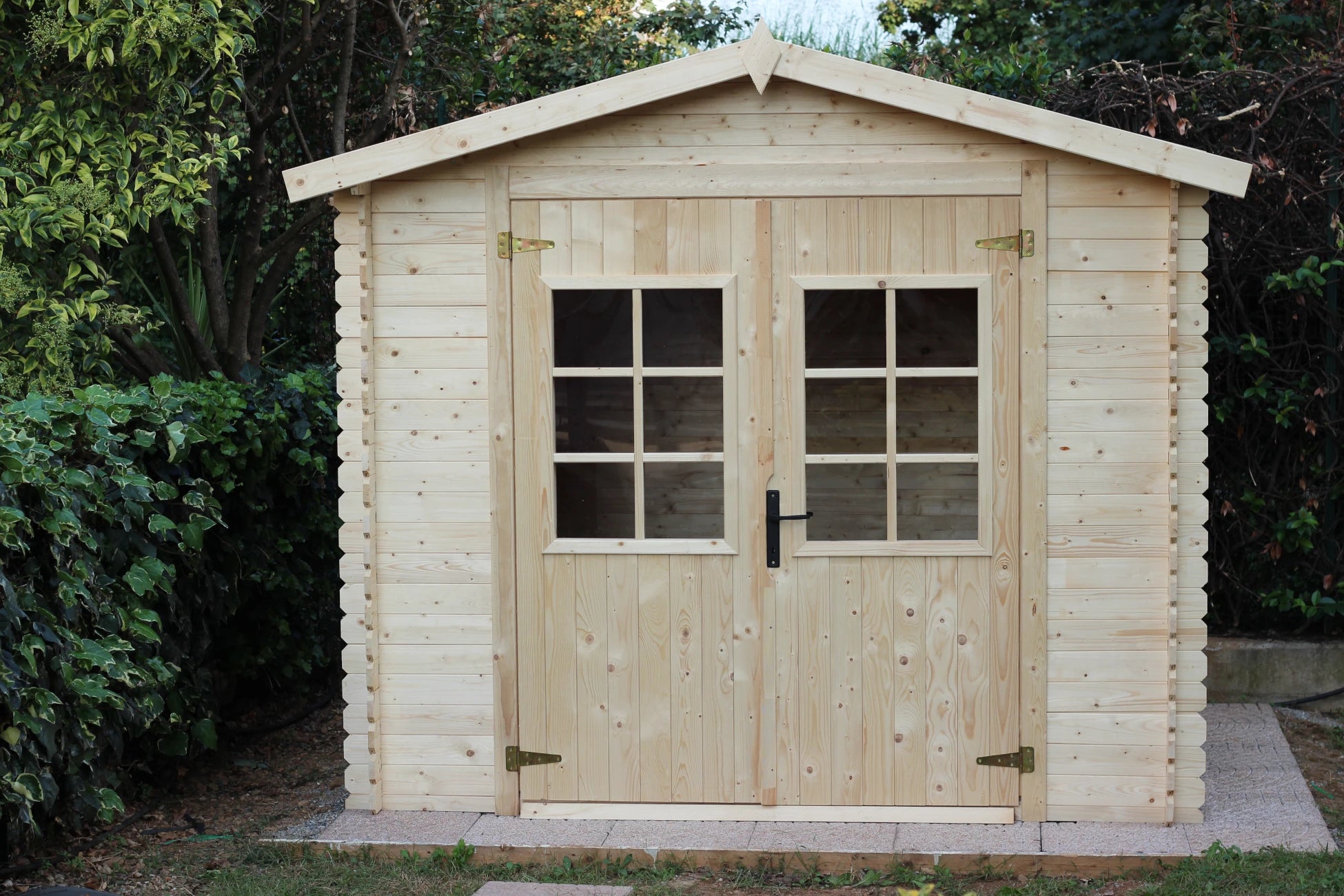 Casetta Viola da giardino 246x300 cm in Abete Grezzo, con doppia porta con serratura e tetto bitumato, vista frontale
