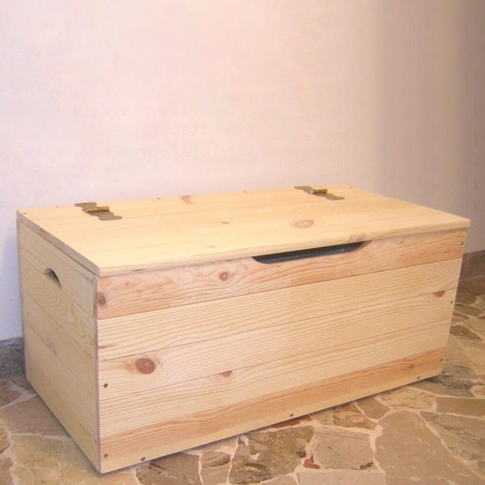 Dettaglio delle maniglie laterali intagliate nel legno della cassapanca pino 100.