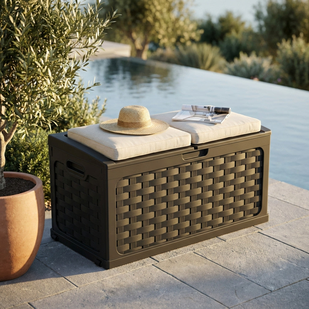 Cassapanca Rattan Style posizionata a bordo piscina, decorata con cuscini, un cappello di paglia e una rivista per un'atmosfera estiva.