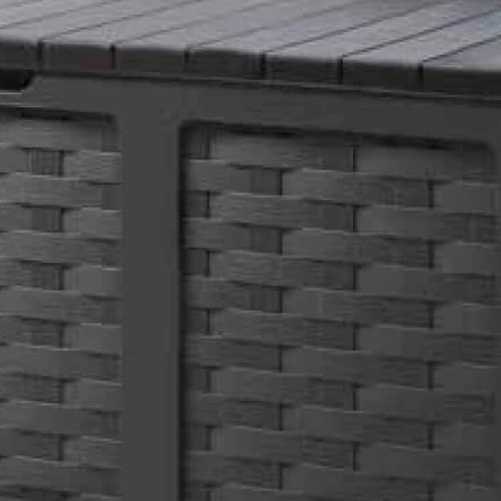 Ripresa ravvicinata della superficie in plastica marrone, che mostra la precisione della finitura materica con texture effetto rattan intrecciato.