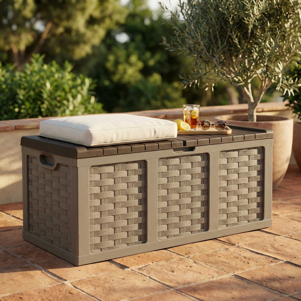 Cassapanca da esterno utilizzata come seduta su un patio in cotto, con un cuscino bianco, occhiali da sole e una bevanda rinfrescante.