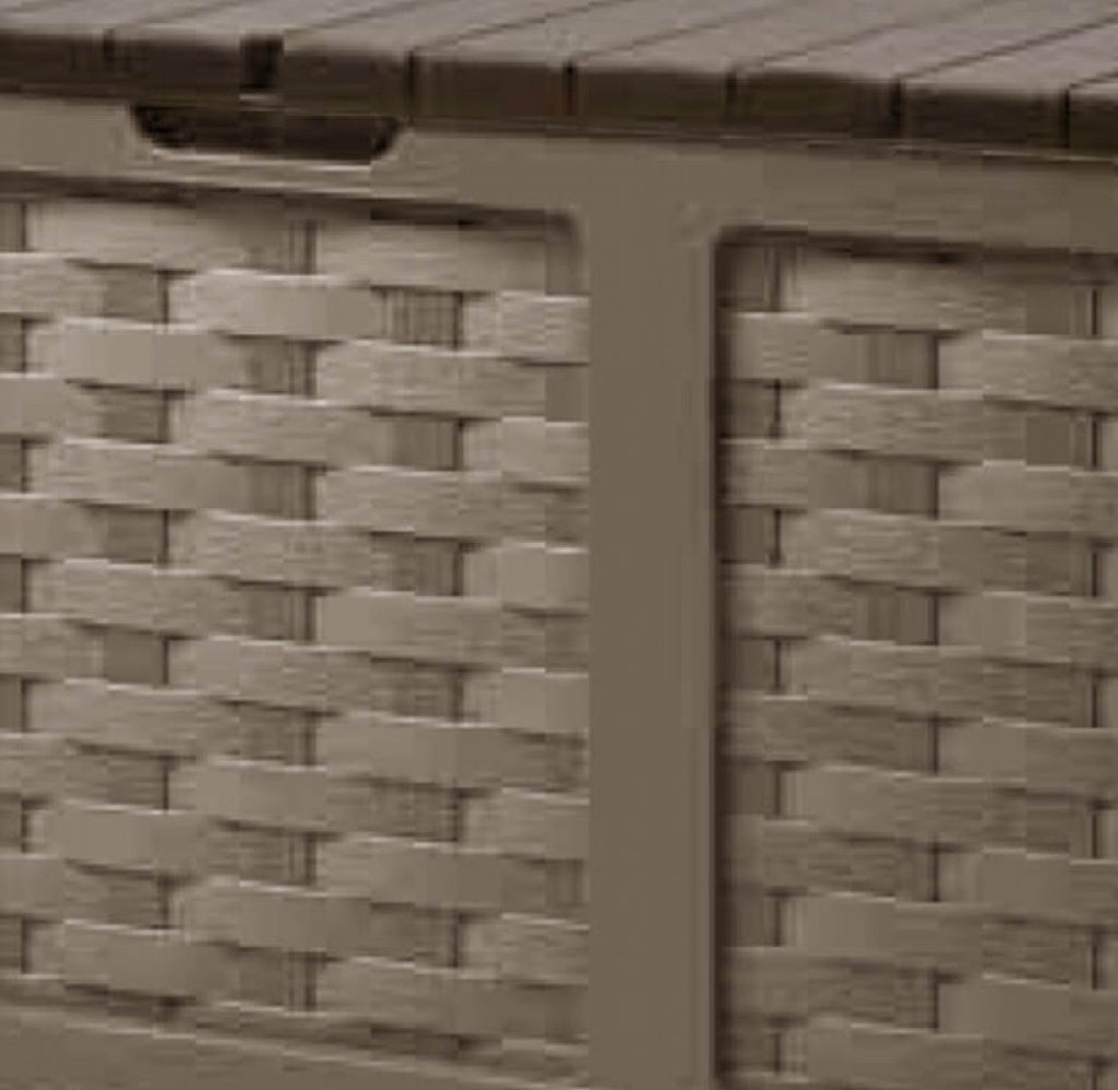 Dettaglio ravvicinato della superficie in resina marrone, che mostra la precisione del motivo a intreccio in stile rattan.