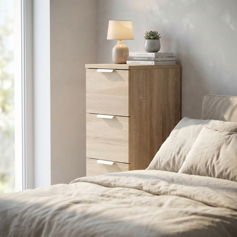 Dettaglio della cassettiera naturale utilizzata come comodino in una camera da letto luminosa.